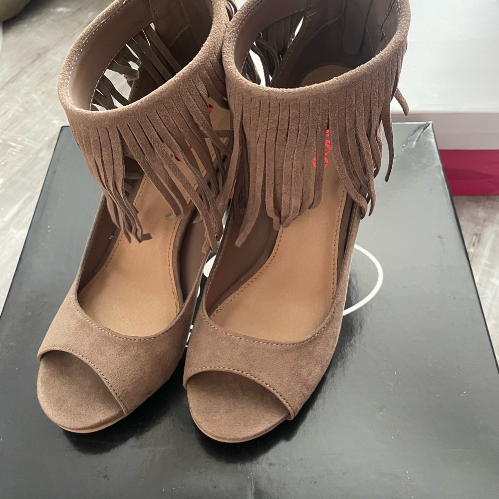 BONGO Fringe Peep-Toe Sandals